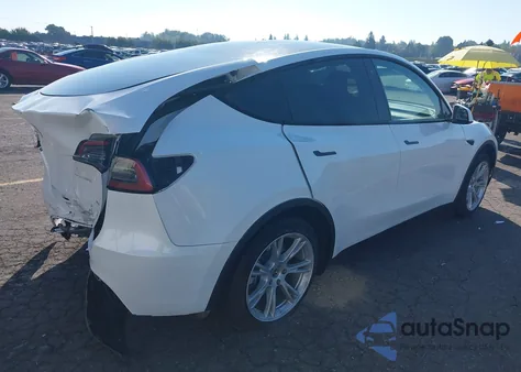2023 Tesla Model Y Awd/Long Range Dual Motor All-Wheel Drive z USA, uszkodzony, nr VIN 7SAYGDEE5PF755573